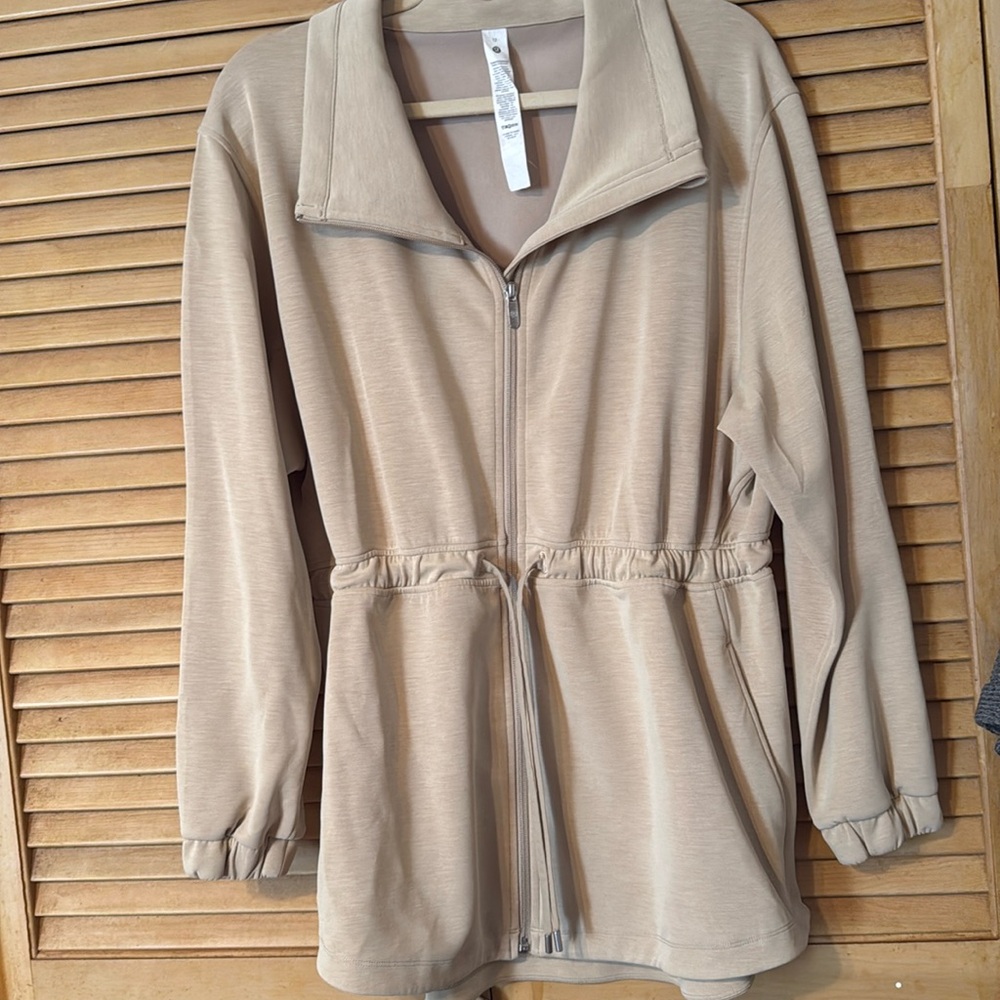 Lululemon cinch waist softstreme jacket